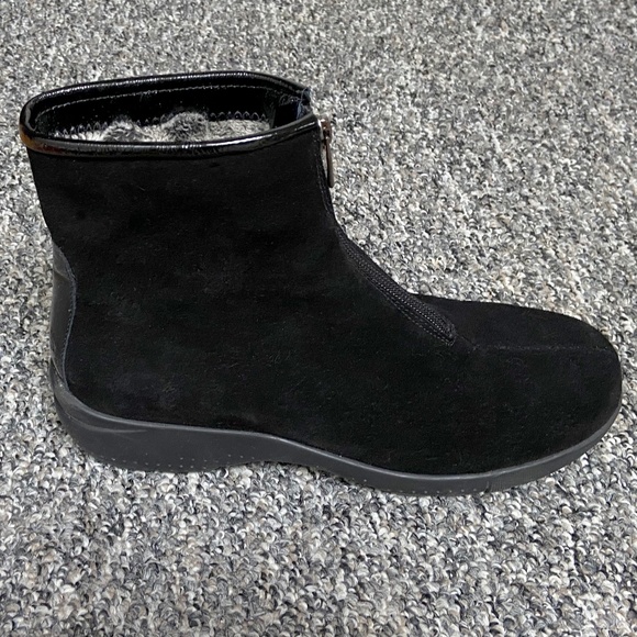 🇨🇦 La Canadienne TIRA Suede Ankle Boots | Booties – New in Box – Price Drop! - Picture 1 of 7